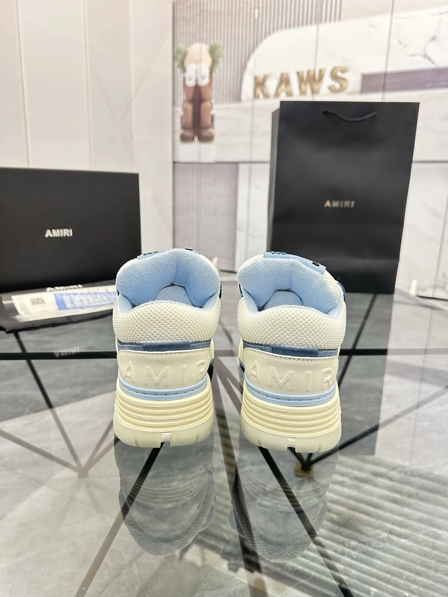 Men's shoes: 💰P720¥ Guangzhou top quality Product trademark: AMIRI* "Amir*" low-top casual shoes Regular size: 39-44 (can be customized to 45) Product materials: upper imported first-layer cowhide stitching original material, breathable lining, original outsole. Number: 525